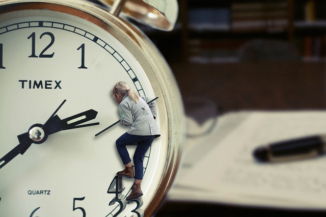 Zeitdruck und Uhr - Stress am Arbeitsplatz